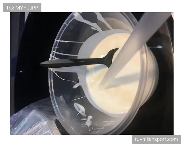 杨力维家的冰箱里塞满蛋白粉,连饮料都是无糖的 杨力维家的冰箱里塞满蛋白粉,连饮料都是无糖的